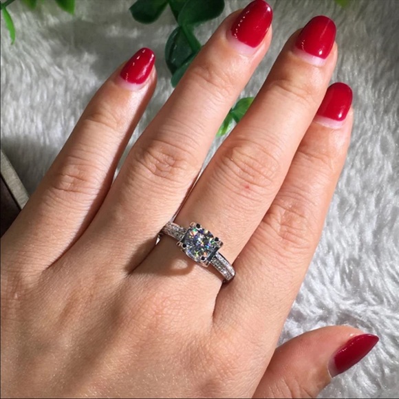 New Women’s 925 Silver Round Cut Diamond Ring - Picture 6 of 6